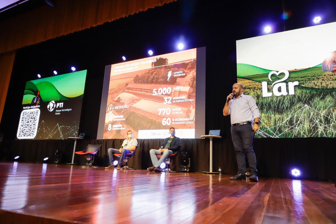 Sugestão de legenda: Painel "Inovação energética no agro" comprova a eficiência de projeto no Paraná